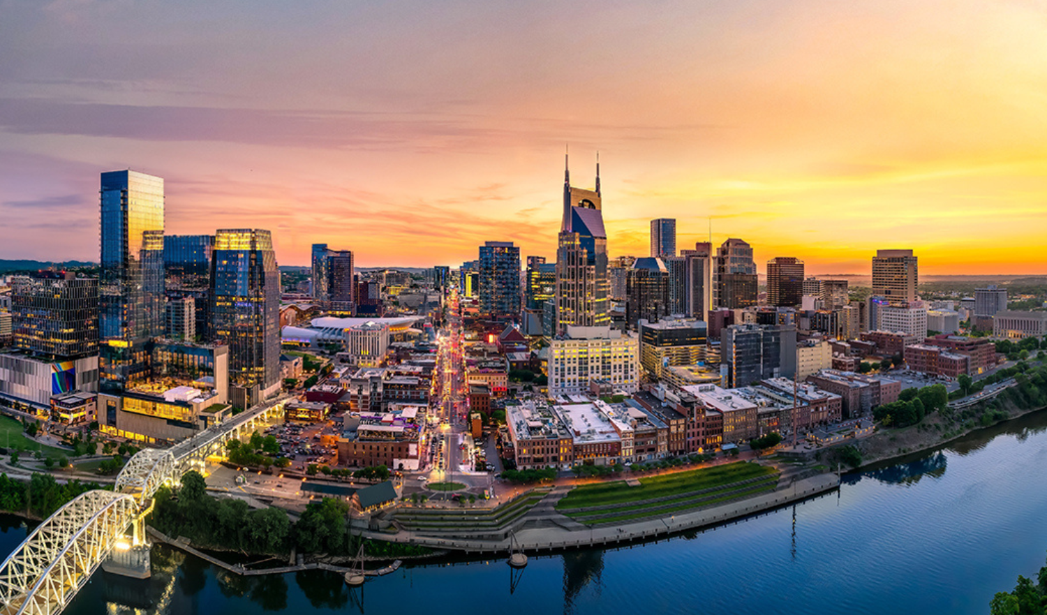 nashville downtown overlooking with the river